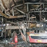 Cháy lớn tại gara ô-tô, hai xe khách bị thiêu rụi