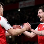 Ba ''đại gia'' cùng thắng 2-1, ngôi đầu Premier League không đổi