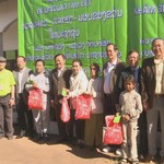 Đoàn bác sĩ Việt Nam khám bệnh, trao quà cho người dân khó khăn tại Chămpasak