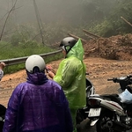 Đèo Gia Bắc sạt lở, 20 xe mắc kẹt trên đèo