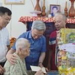 TP.HCM thăm, tặng quà người có công nhân kỷ niệm 78 năm Ngày Thương binh - Liệt sĩ