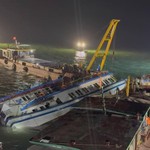 Tàu chìm tại Vịnh Hạ Long đã được lai dắt vào bờ, tiếp tục tìm kiếm người mất tích