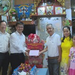 Trưởng Ban Tuyên giáo và Dân vận Thành ủy TP.HCM thăm, tặng quà các gia đình chính sách tiêu biểu