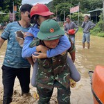 Lũ lịch sử ở Nghệ An, bộ đội cõng dân qua đoạn ngập đi chạy thận