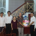 Lãnh đạo TP.HCM thăm và tặng quà gia đình chính sách
