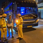 Cảnh sát giao thông TP.HCM ra quân xử lý nhiều xe khách vi phạm