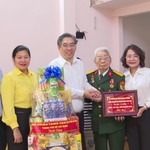 Lãnh đạo TP.HCM thăm gia đình chính sách