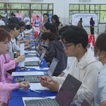 Trường Đại học Tôn Đức Thắng đón tân sinh viên thực hiện thủ tục nhập học