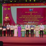 Đảng bộ phường Phú Lâm trao tặng Huy hiệu Đảng cho 40 đồng chí