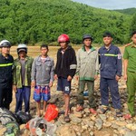 Quảng Trị: Lũ dâng cao, cô lập 5 người đi rừng gần 2 ngày