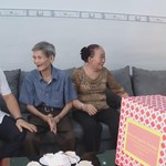Chủ tịch UBND TP.HCM thăm, tặng quà cựu tù chính trị tại Côn Đảo