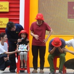 Người cha bật khóc khi "Mái ấm gia đình Việt" tạo bất ngờ cho con gái tám tuổi