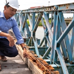 Hạ giải cầu Hiền Lương để tu bổ, sơn mới 2 màu, lát ván gỗ lim Lào