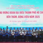 Đoàn đại biểu TP.HCM thăm hỏi, động viên cán bộ, chiến sĩ và Nhân dân tại vùng biển Tây Nam