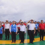 Đoàn đại biểu TP.HCM đến thăm cán bộ, chiến sĩ Nhà giàn DK1