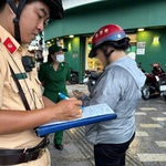 Đội CSGT Bến Thành tăng cường xử phạt hành vi điều khiển xe đi trên vỉa hè trên địa bàn đảm trách