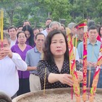 Dâng hương tưởng niệm anh hùng liệt sỹ tại Côn Đảo