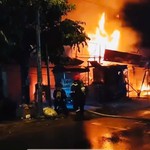 TP.HCM: Cháy lớn tại chợ Xuân Thới Sơn, nhiều ki-ốt bị thiêu rụi