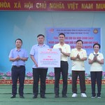 Đoàn trí thức TP.HCM tặng quà gia đình chính sách, học sinh khó khăn tỉnh Cao Bằng