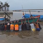 Lực lượng vũ trang Quảng Trị hỗ trợ nhân dân khắc phục bão số 10