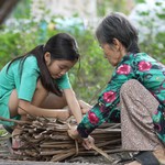 Chuyện cụ bà nặng 28kg gồng gánh nuôi chị em Như Ý