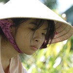 Kiều My nương tựa bà lớn tuổi vì mất cha, mẹ không minh mẫn