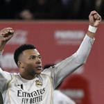 Mbappe lập cú đúp giúp Real Madrid vươn lên dẫn đầu La Liga