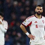 HLV Arne Slot thừa nhận Liverpool "cạn kiệt" sau thất bại thứ 7