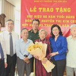 Đảng viên Đảng bộ phường Tân Sơn Hòa nhận Huy hiệu 80 năm tuổi Đảng