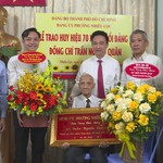 Đồng chí Trần Ngươn Quân vinh dự nhận Huy hiệu 70 năm tuổi Đảng
