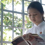 Mai Phương vừa học vừa làm để kiếm tiền nuôi mẹ đau bệnh