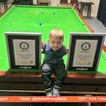 Kỷ lục thế giới của cậu bé 2 tuổi ở môn billard snooker