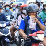 Đường phố TP. Hồ Chí Minh ngày làm việc đầu tiên năm 2026: Hối hả… 'chạy' Tết Nguyên đán