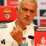 Mourinho nổi giận, bắt cầu thủ Benfica ngủ lại trung tâm huấn luyện