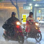 Mưa lớn, sấm chớp liên tục ở TP. Hồ Chí Minh: Cảnh báo còn kéo dài