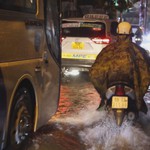 TP. Hồ Chí Minh: Mưa lớn, triều cường gây ngập nhiều tuyến đường
