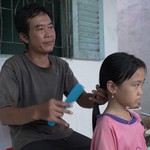 Cô bé mong mua áo mới cho cha | Mái ấm gia đình Việt