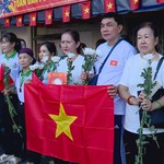 Những nhành hoa trắng tiễn các liệt sĩ về với đất mẹ