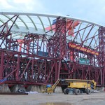 Cận cảnh công tác chuẩn bị hạ thủy kết cấu vòm thép cầu đi bộ qua sông Sài Gòn