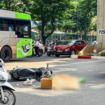 Một người tử vong sau va chạm giữa xe máy và xe buýt ở Hà Nội