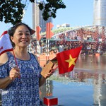 Hợp long cầu đi bộ, ngày vui bên sông Sài Gòn