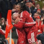 Rio Ngumoha tỏa sáng, giúp Liverpool ngược dòng kịch tính tại Champions League