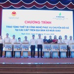 Trao 12 bộ thiết bị hỗ trợ chuyển đổi số tại xã Ngãi Giao