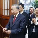 Tổng Bí thư Tô Lâm thắp hương tưởng nhớ các cố Tổng Bí thư và Đại tướng Võ Nguyên Giáp
