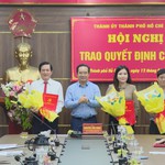 Chủ tịch UBND TP. Hồ Chí Minh Nguyễn Văn Được trao quyết định cán bộ