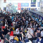 Sân bay Nội Bài đông nghẹt người chiều mùng 5 Tết