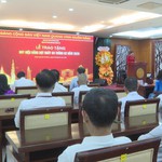 Đảng ủy UBND TP. Hồ Chí Minh trao Huy hiệu Đảng đợt 3/2