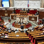 Chính phủ Pháp vượt qua hai cuộc bỏ phiếu bất tín nhiệm