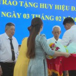 Phường Phú Định trao tặng Huy hiệu Đảng đợt 3/2