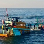 Tàu cá chìm ở cửa Cảng La Gi: 15 thuyền viên kịp thoát ra